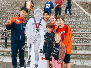 応援に駆けつけてくれたリレハンメル・オリンピック、スキー複合金メダリストの阿部雅司さん（左端）と記念撮影