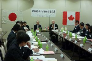 井上真蔵先生（北海学園大学名誉教授）の司会で会議が進行