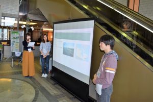 函館とハリファックスの姉妹都市関係について発表する北海道教育大学函館校の学生